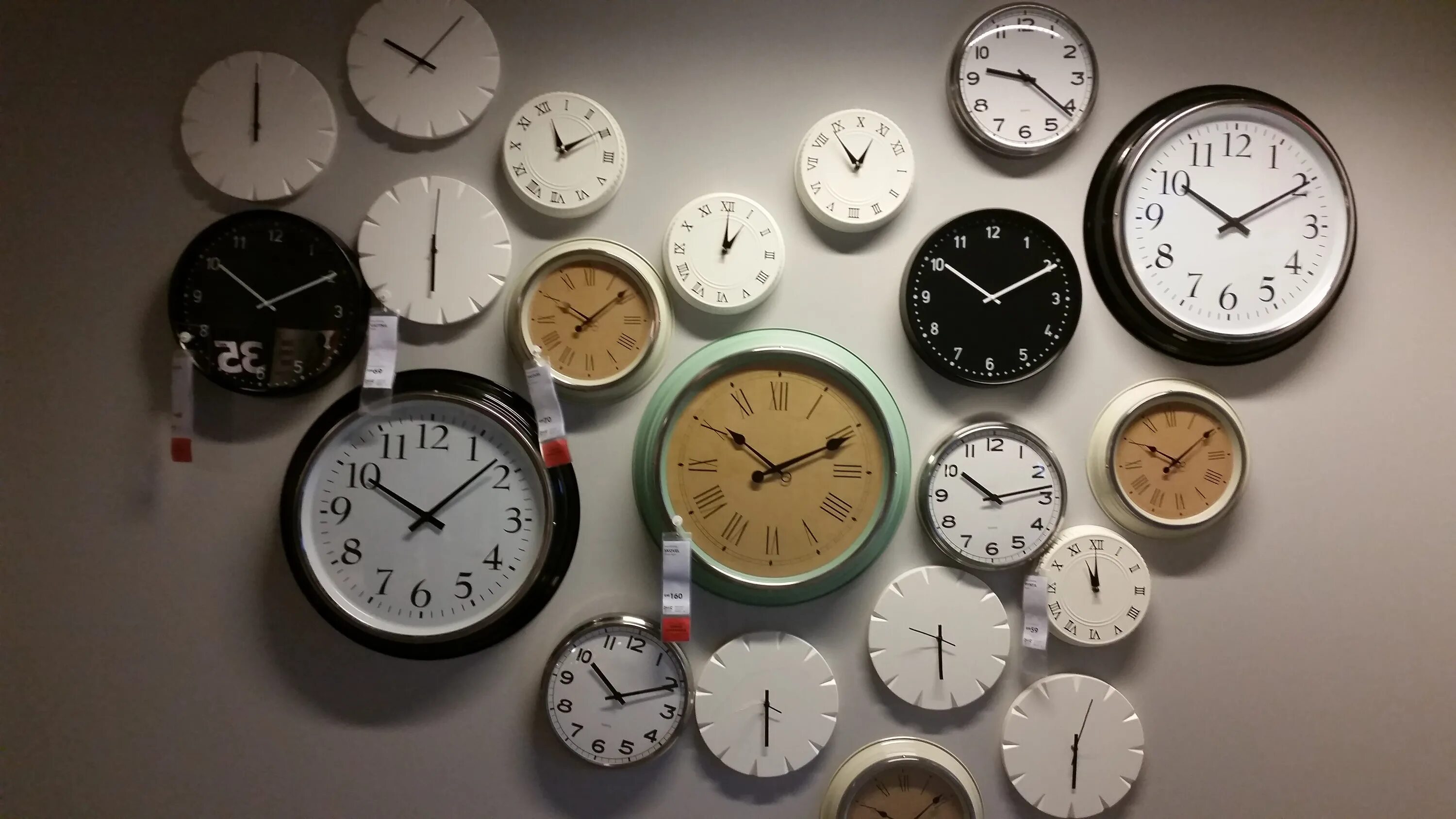 Часы настенные. Настенные часы в интерьере. Много часов на стене. Разнообразные часы. Как будет много часов