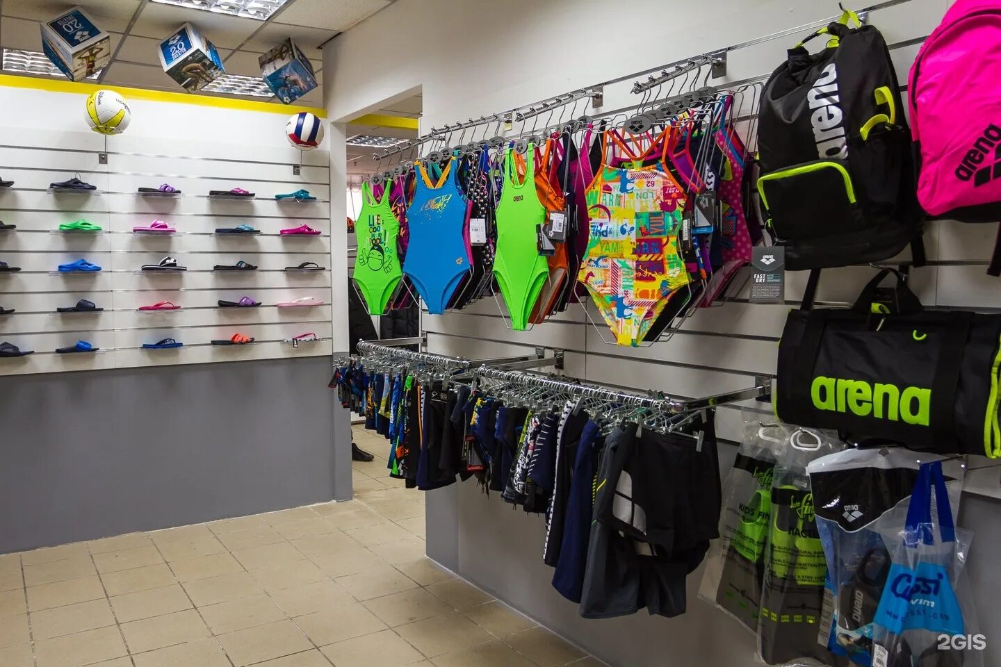 реклама спортивной одежды и обуви. спортивное снаряжение. лето спортивный магазин. красивые витрины спортивных магазинов. магазин спортивной одежды во владимире.