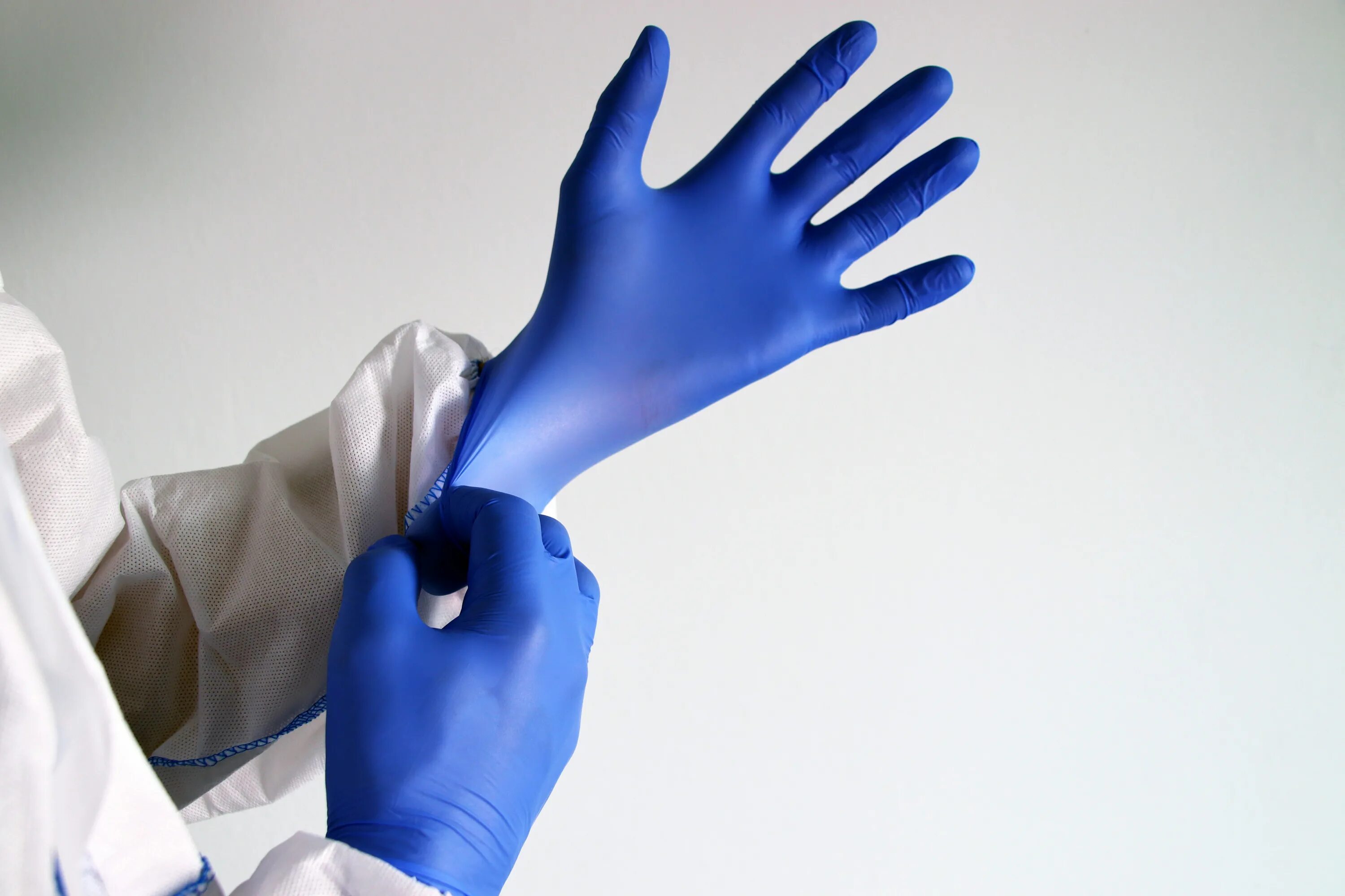 Использование медицинских перчаток тест. Перчатки медицинские. Перчатки латексные. Медицинские перчатки серые. Рука в медицинской перчатке.