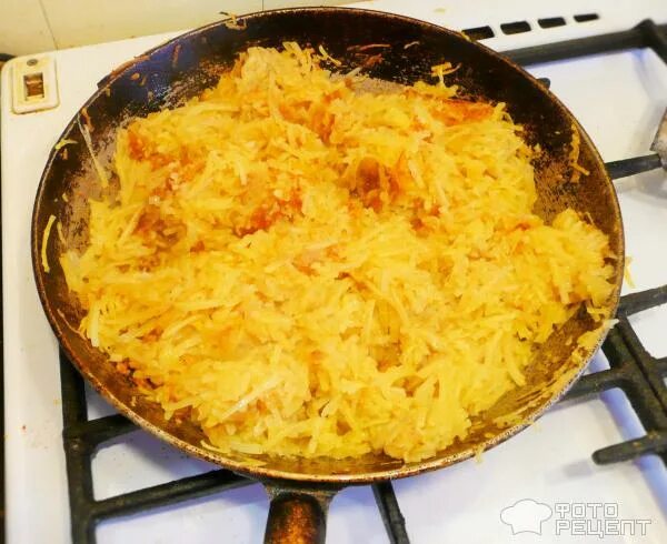 рыбное филе в картофельном кляре. блюдо из тертого картофеля заправленного жареным. котлеты в кляре. запеканка из тертой картошки. рыба в кляре с картофелем.