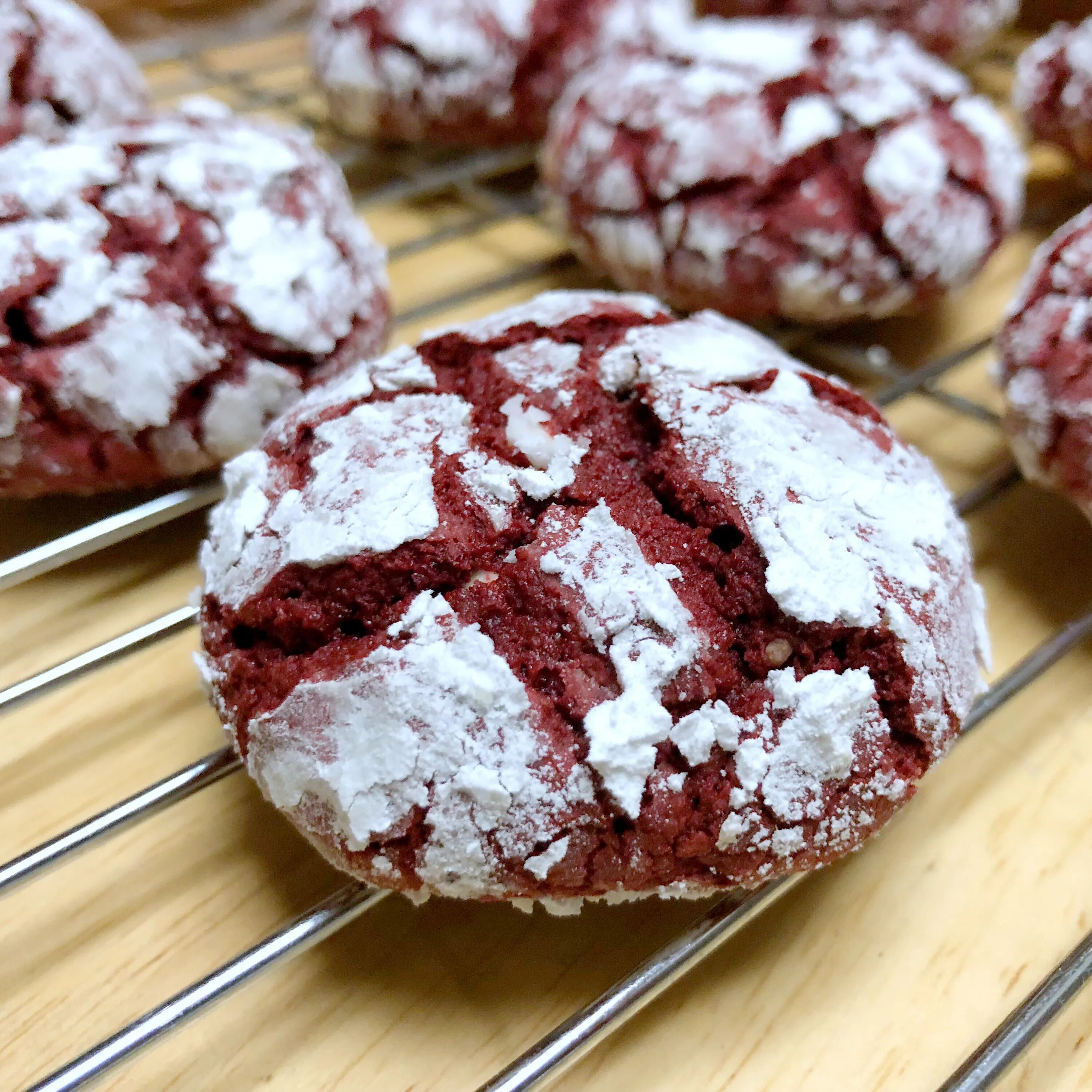 Red cookies. Печенье ред вельвет. Мраморное печенье красные. Печенье с красной начинкой сверху. Crinkle cookies рецепт.