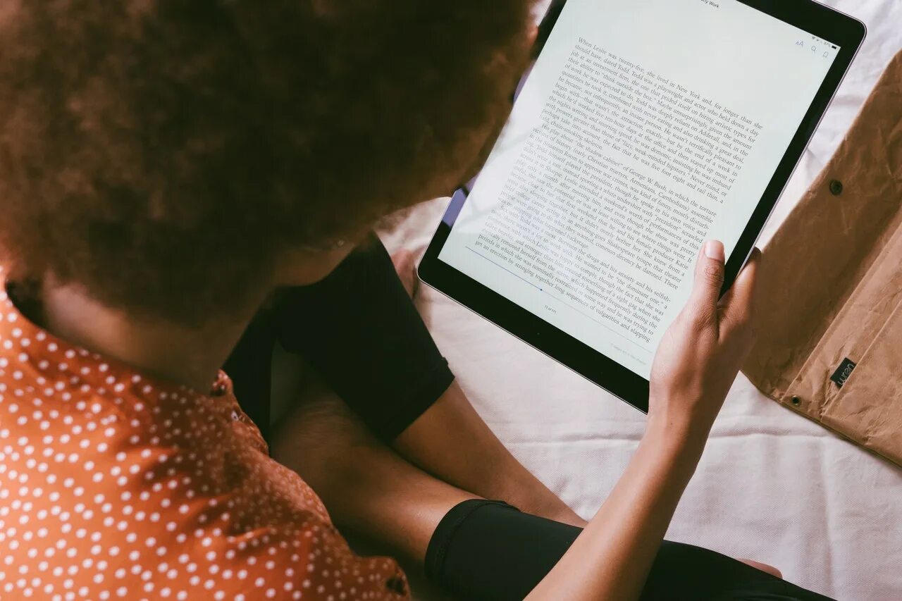 Безопасность электронных книг. Чтение книг. человек с электронной книгой. чтение электронных книг. девушка с электронной книгой.
