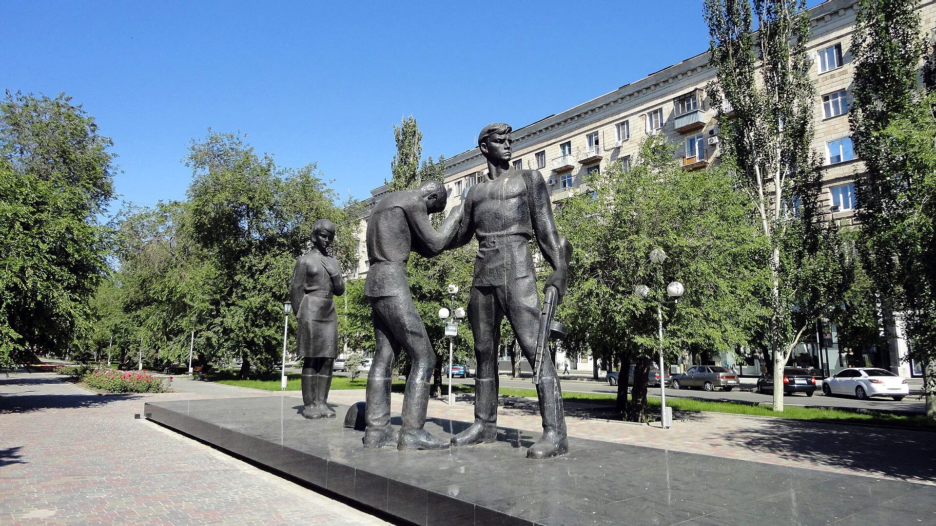 В каком городе стоит памятник героям. Памятник героям-комсомольцам в волгограде. памятник в волгограде комсомольцам защитникам. волгоград памятник комсомольцам защитникам сталинграда. волгоград проспект ленина памятник комсомольцам.