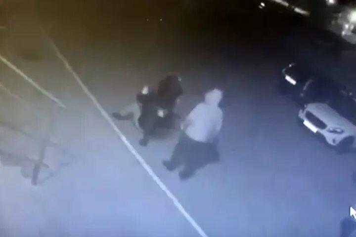 Девушка с полицейским парнем. Избил девушку полиция. Избил девушку полиция. Нападение на женщину в подъезде. Подростки избили девушку.