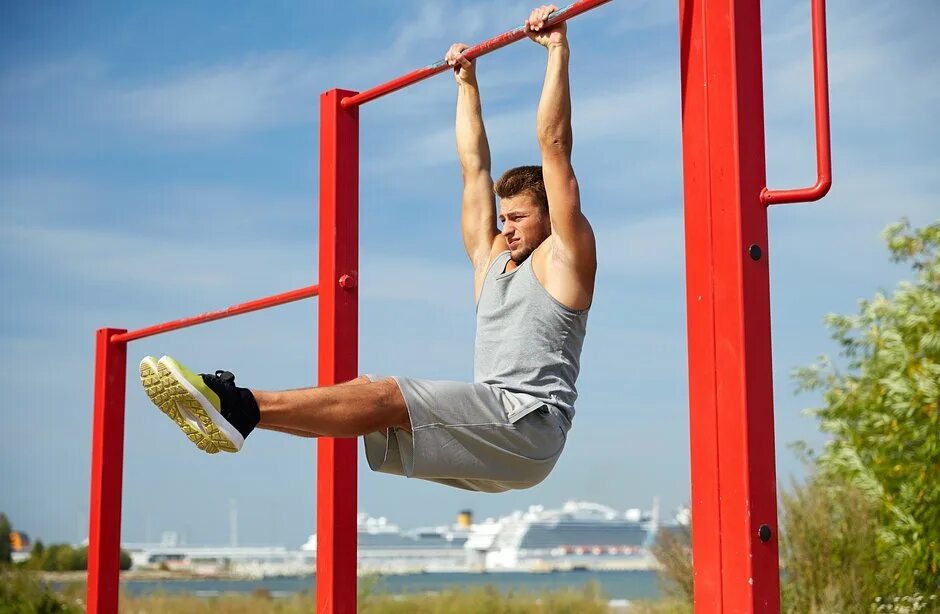 Спортсмен на турнике. Турник shuanghai sport 830431 крепления. Подтягиваться на перекладине. Занятия на турнике. Подросток подтягивается.