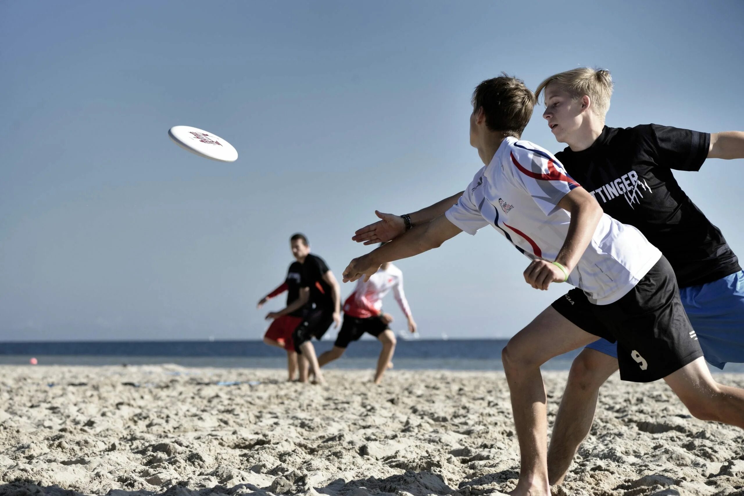 They let go. Фрисби фристайл. Уильям фрисби. Ксения Шейкина Ultimate Frisbee. Соревнования по фрисби.