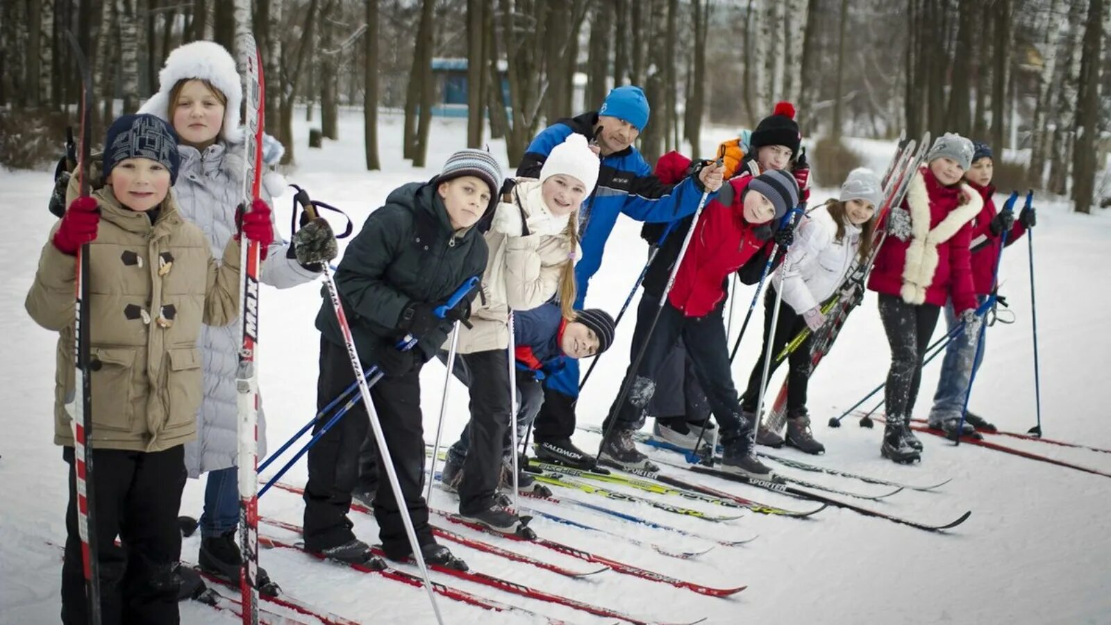 Зимние занятия спортом. Лыжный спорт дети. Школьники на лыжах. Лыжи для дошкольников. Детский лыжный спорт.