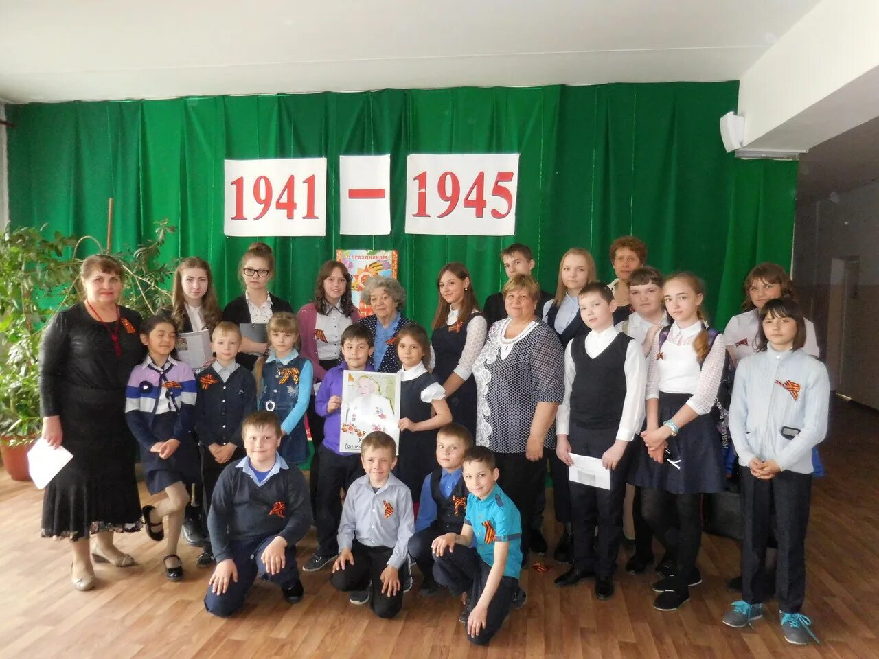 Минусинск фото города 2021. Зеленый бор минусинского района. День поселка зеленый бор. Школа 47 зелбор зеленйбор. Поселок зеленый бор минусинск.