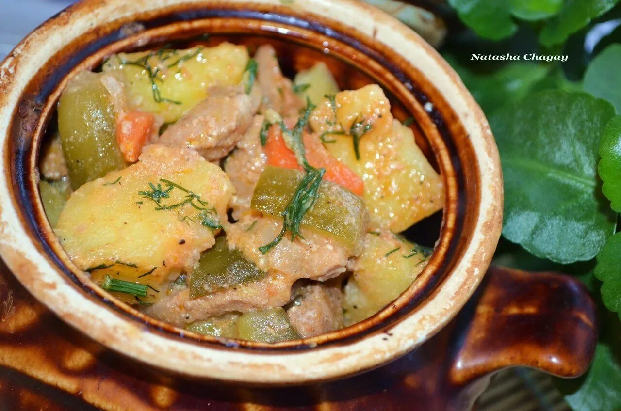 мясо в горшочках с огурцами солеными. говядина тушёная с овощами в горшочке в духовке. мясо в горшочках с огурцами солеными. сметанный соус в горшочке. мясо в горшочках с огурцами солеными.