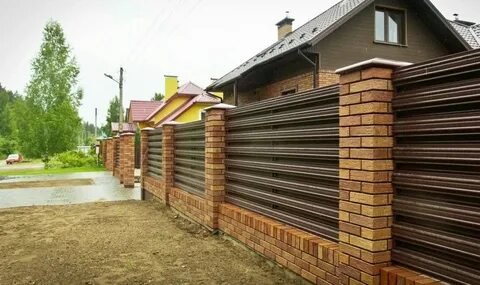 Горизонтальный забор из металлического штакетника