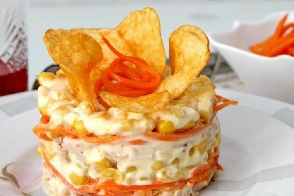 Салат парус. Салат парус с корейской морковкой и копченой грудкой и чипсами. Салат парус с курицей. Салат парус с чипсами. Салат парус с корейской морковкой и копченой грудкой и чипсами.