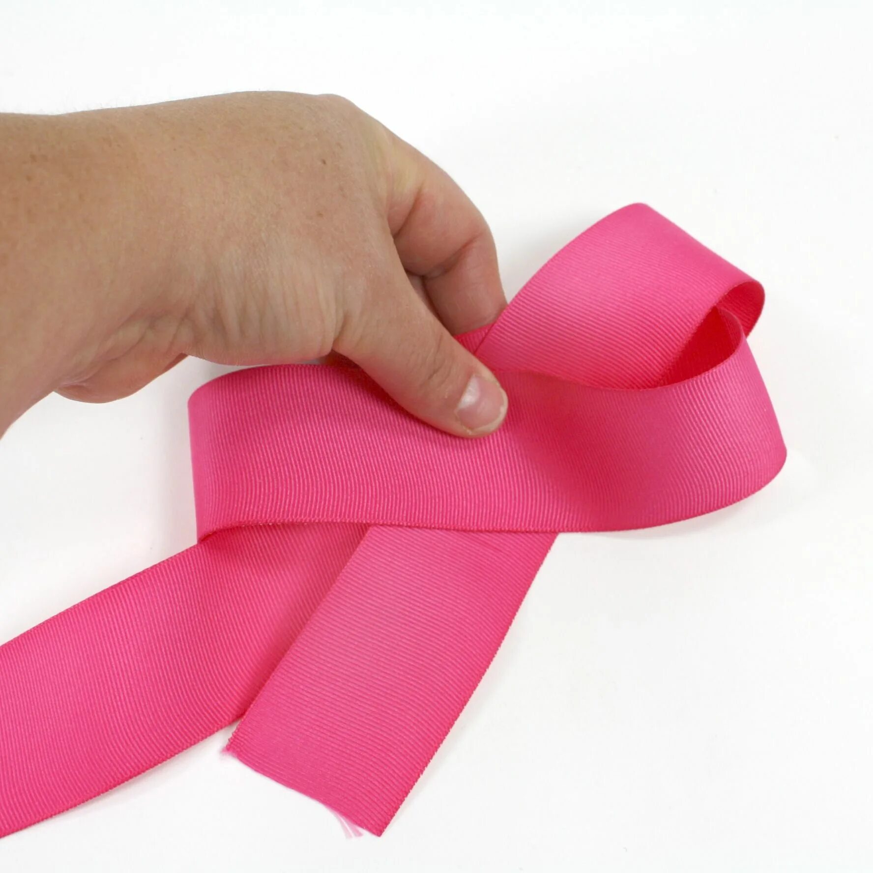 Бантики из атласных лент. Сложить бантик из ленты. Бантик из бумажной ленты. Make a bow. Бант повязка на руку.