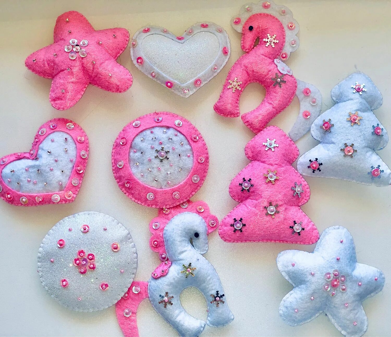 Наборы игрушек из фетра. Игрушки из фетра. новогодние игрушки из фетра. новогодние украшения из фетра. игрушки из фетра на елку.