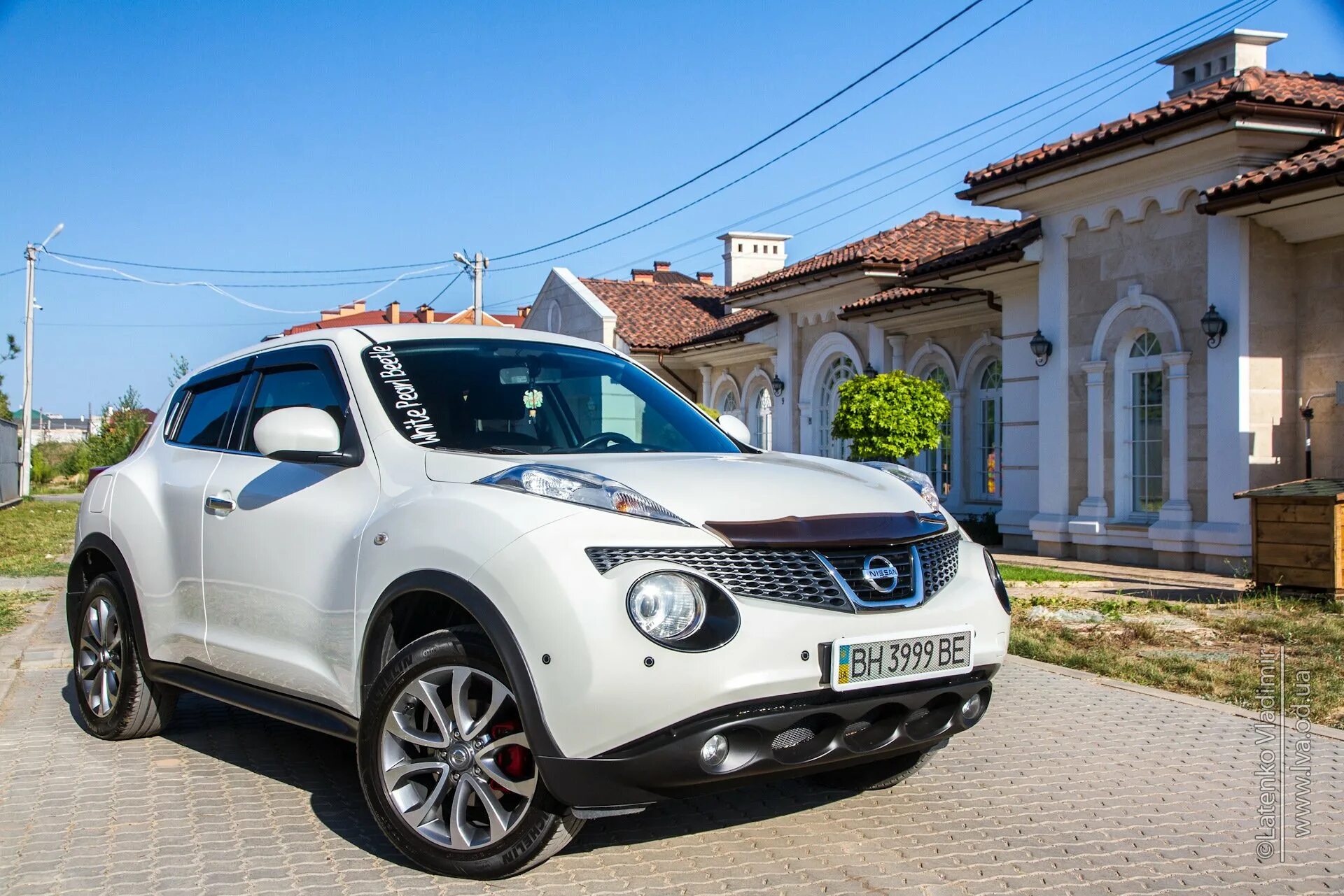 Белый жук. Nissan juke белый. nissan juke 2015 белый. nissan juke white 2010. juke nismo белый.