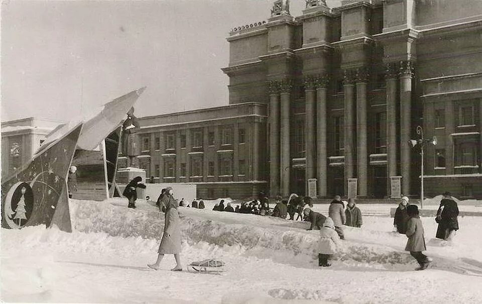 Вопросы куйбышеву. Площадь Куйбышева Куйбышев СССР. Старая Самара площадь Куйбышева. СССР новый год площадь Куйбышева Куйбышев. Площадь Куйбышева 1935 год.