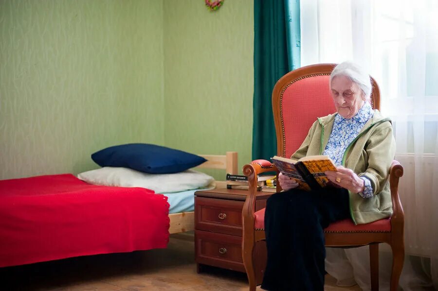 Спальня для пожилого человека. Сиделка дом престарелых. Дом престарелых. Дом престарелых помощь близких undefined. Помощь пожилым.