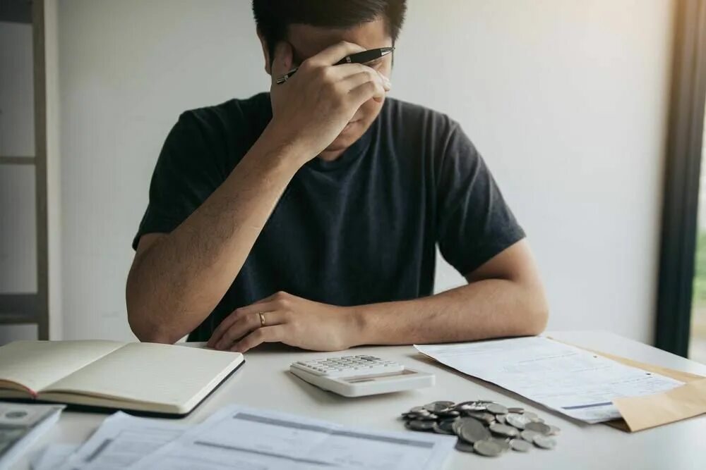 Женщина в отчаянии. Jenshina v strese s telefonom. Financial stress. Проблемный человек. Беспокойный человек.