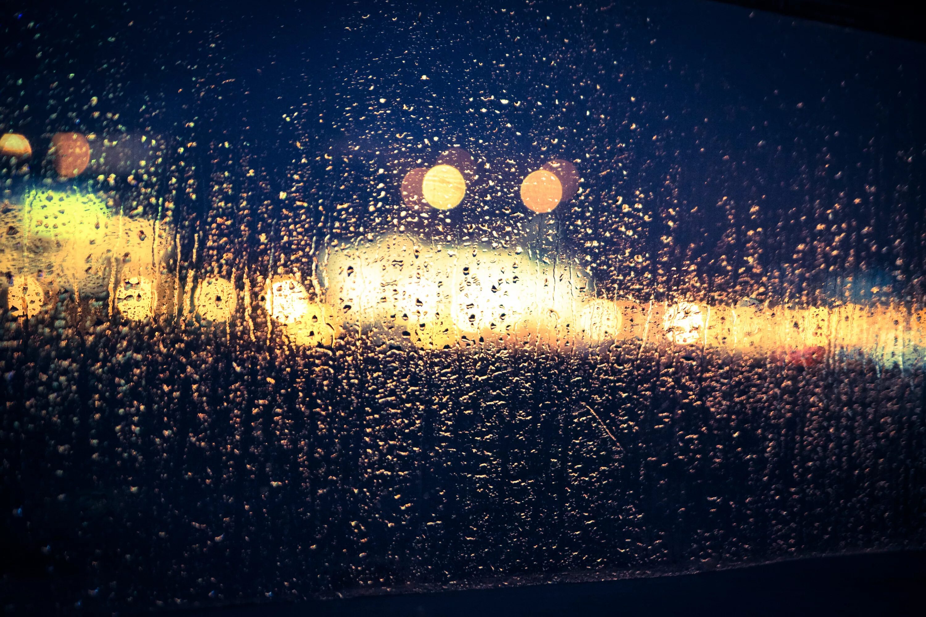 Дождь ночью. Дождь в городе ночью. Ночной город дождь. Боке. За окном дождь ночь фонари тает первый