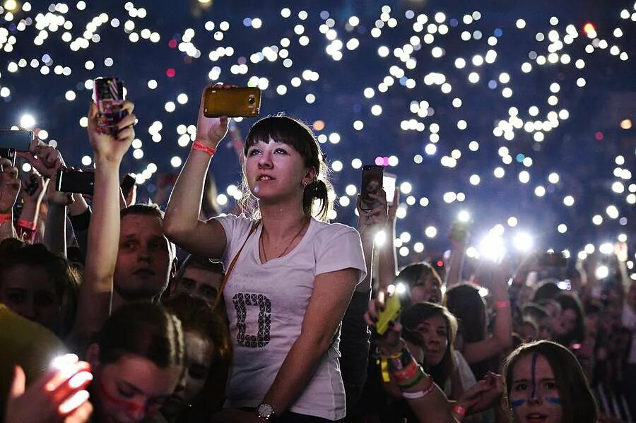 Люди зрители передач. Зрители на концерте. Люди на концерте. Зрители с телефонами на концерте. Телефоны на концерте.