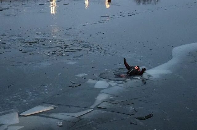 Человек провалился под лед. Утонувшие зимой