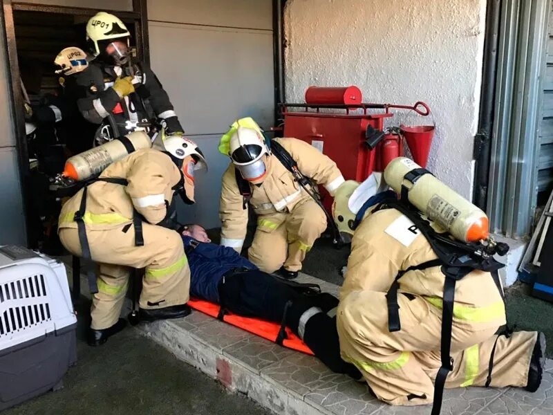 Тревога в пожарной части. Пожарная кнопка. Тревога в пожарной части. Пожарная сигнализация в детском саду. Кнопка пожарной тревоги.