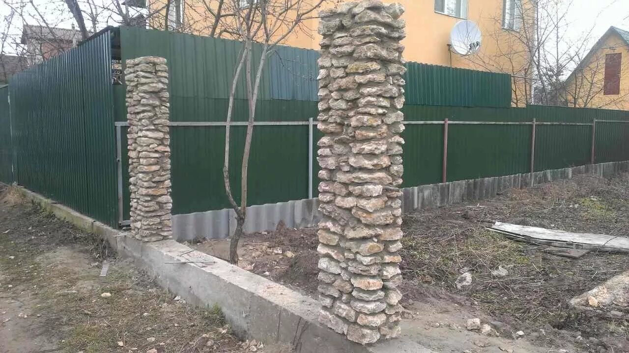 Столбы для забора из камня. Габион из бута забор. столбики из камня для забора. столбы из камня для забора. забор из дикого камня.