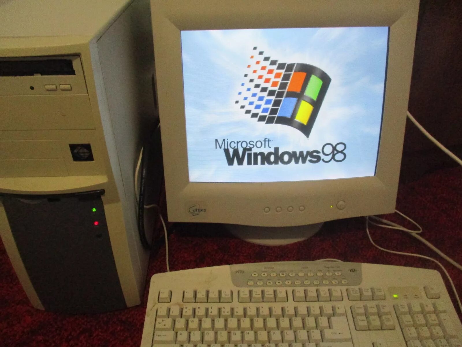 Компьютеры 98 года. Pentium 1998. Системный блок Windows 98. Моноблок Windows 98. Windows 98 1998.