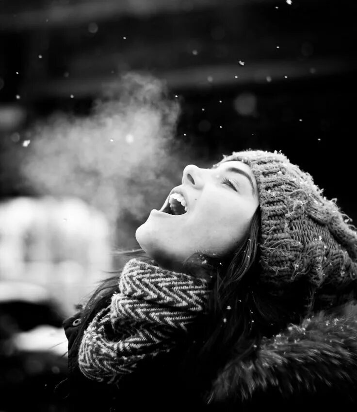 Ловить ртом воздух. Девушка в снегу. Девушка под снегом. Зимняя фотосессия черно белая. Девушка ловит снежинки.