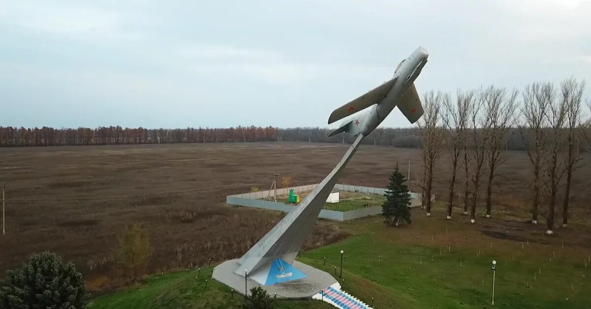 Памятник самолет станица Ленинградская. Станица Ленинградская памятники. Памятник летчикам Зиап Володарск. Самолет памятник Гроссенхайн.