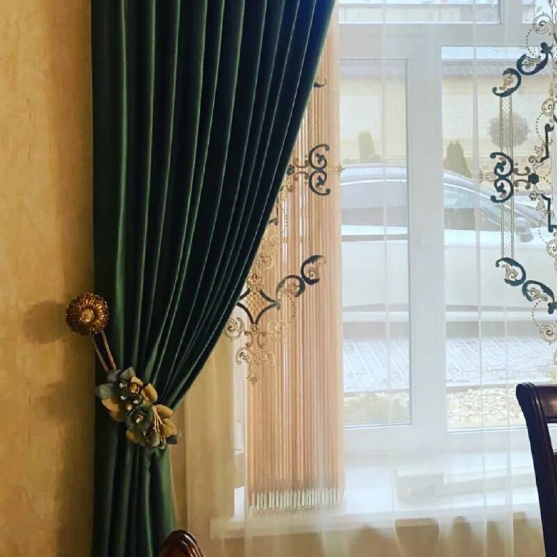 шторы стильные современные тренды. какие шторы модные в 2024 году. шторы в гостиную. какие шторы модные в 2024 году. современные портьеры для гостиной.