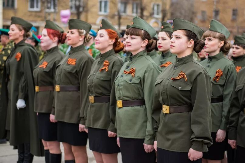 Женские военные песни современные. Девушки в строю. Женщины военные в строю.