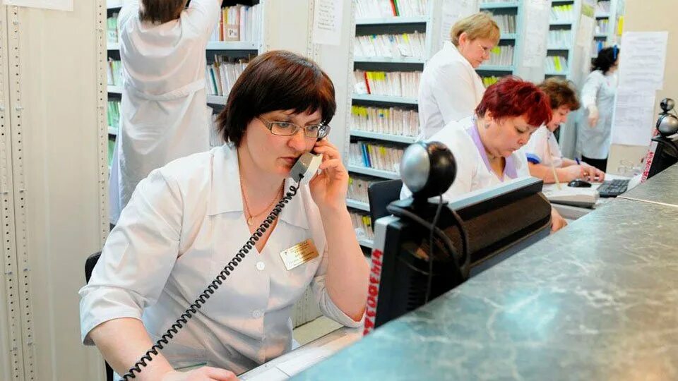 Регистратор в лабораторию. Городская больница 1 камышин. регистратор в поликлинике. регистратура фото. регистратор в регистратуре.