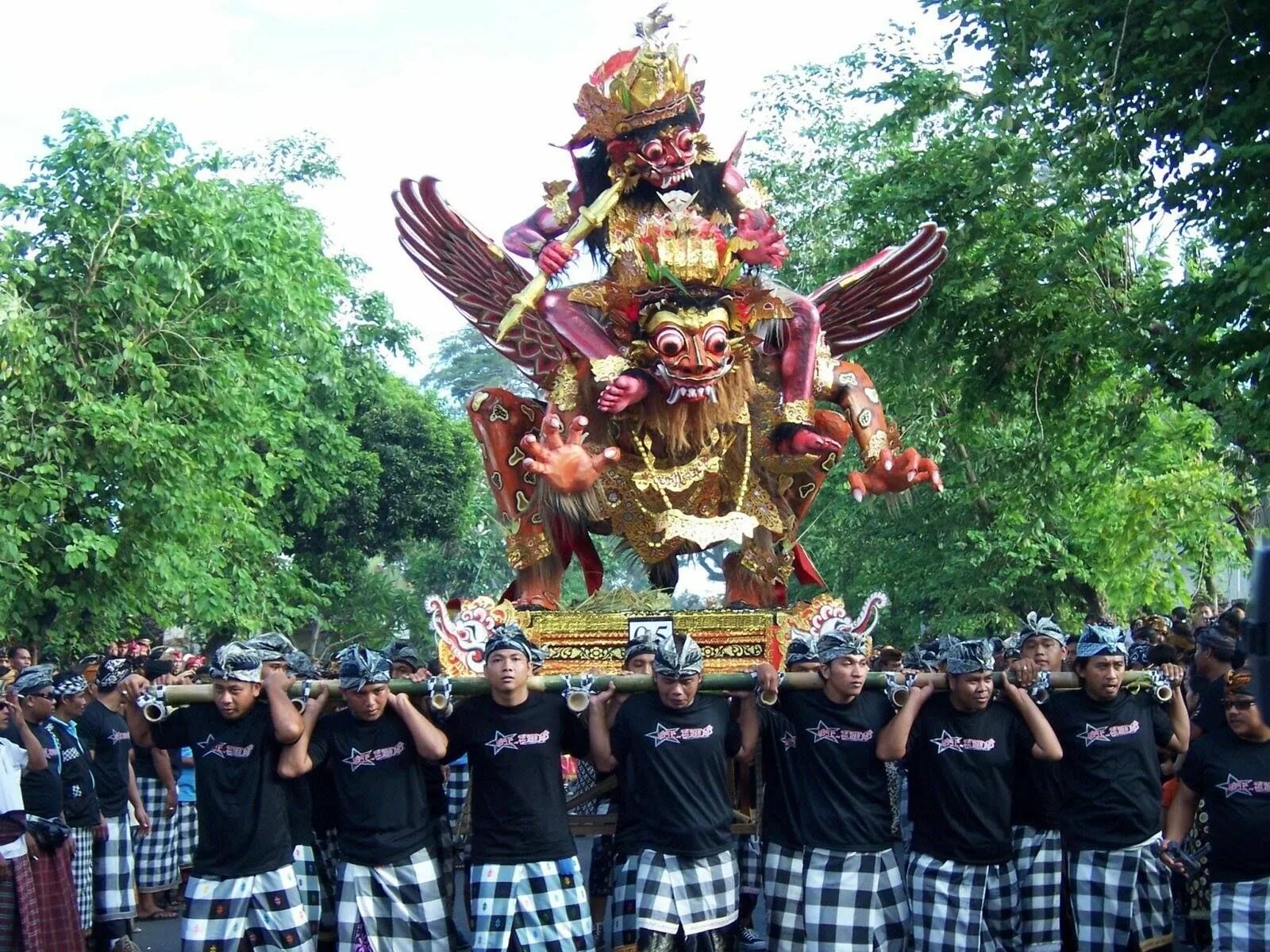 Индонезия интересные факты. Ниепи Бали. День тишины (Nyepi Day) - Бали. Ньепи Индонезия. Парад ОГО ОГО на Бали.