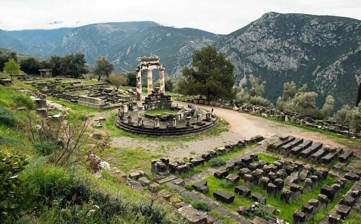 Дельфы храм аполлона дельфийский оракул. Дельфы европейский культурный. Греция храм аполлона в дельфах. Руины дельфы греция. Толос храм греции.