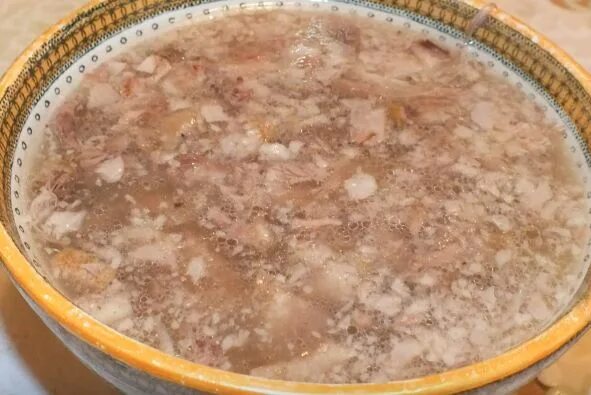 Холодец рецепт приготовления домашнего из свиных. Холодец из свиных. холодец из свинины. холодец из свиной головы. свинья из холодца.