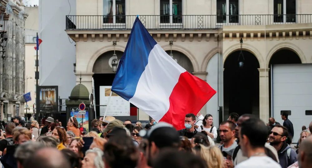 Нато в париже. Протесты во Франции 2022. Митинги во Франции 2022. Массовые протесты во Франции. Молодежь Франции.