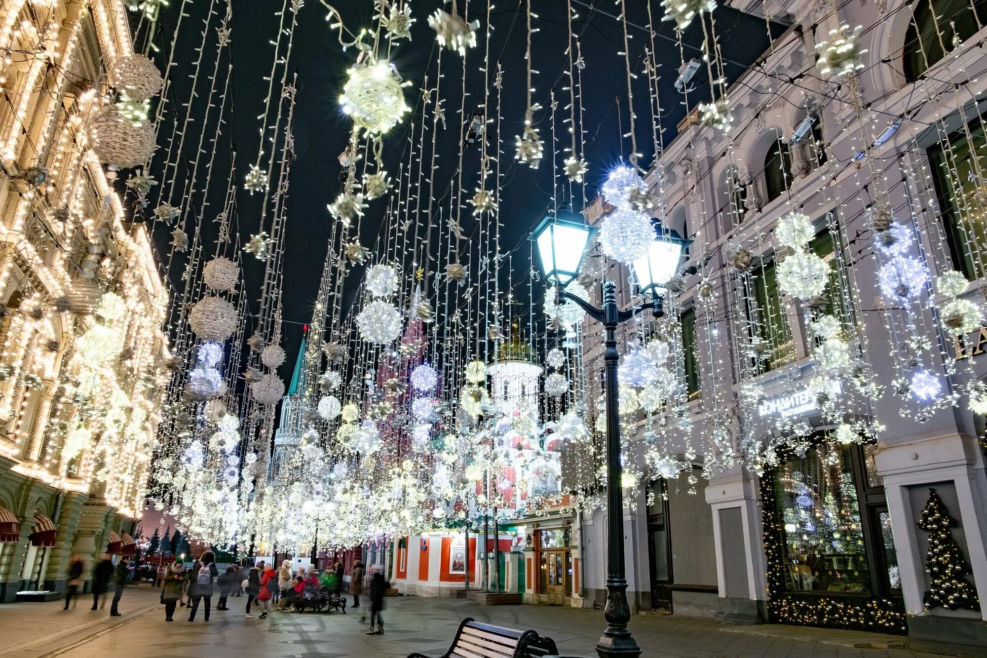 Москва где украсили. Никольская улица МСК. Никольская улица Москва сейчас 2023. Никольская улица в Москве фото сейчас 2023. Столешников переулок Москва 2023.