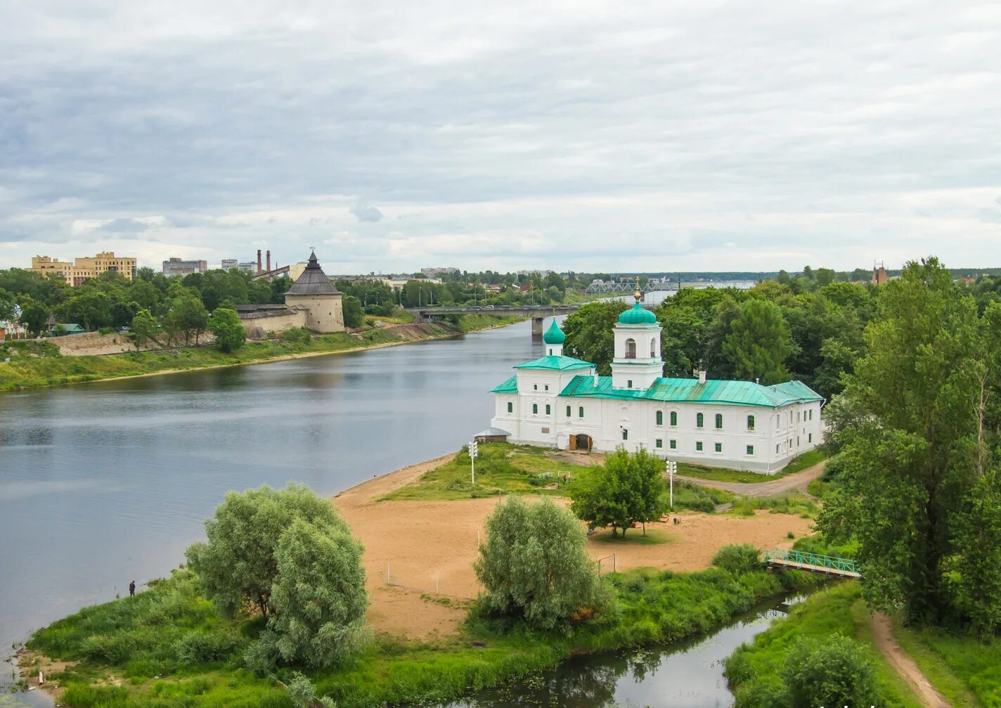 Монастырь на левом берегу. Мирожский монастырь Псков. Спасо-Преображенский Мирожский мужской монастырь. Мирожский монастырь река Псков. Спасо-Преображенский монастырь Псков.