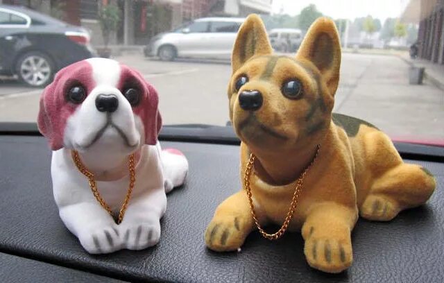 собачка с качающейся головой. качающие игрушки в машину. игрушка на панель автомобиля. болванчик в машину собака. качающие игрушки в машину.