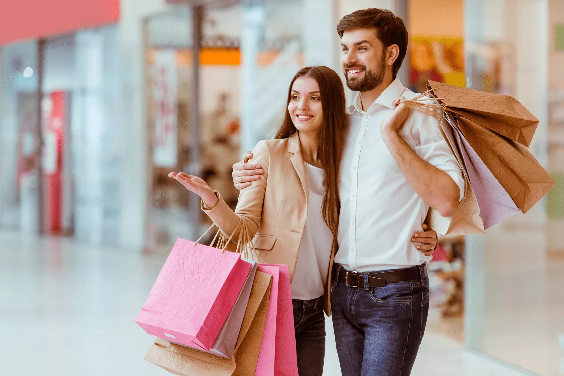 She went shopping. Мужчина и женщина с покупками. Мужская и женская одежда шопинг. Мужчина с покупками. Мужчина и женщина в магазине.