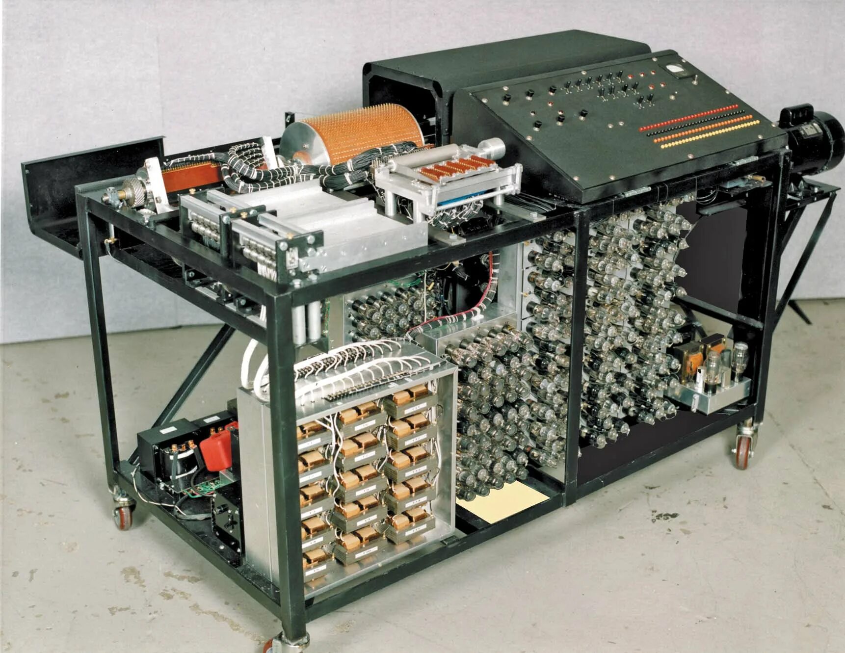 Mechanical computer. 1942г. авс(atanasoff-berry computer).. компьютер атанасова — берри. джон атанасов и atanasoff-berry computer. компьютер атанасова берри авс.