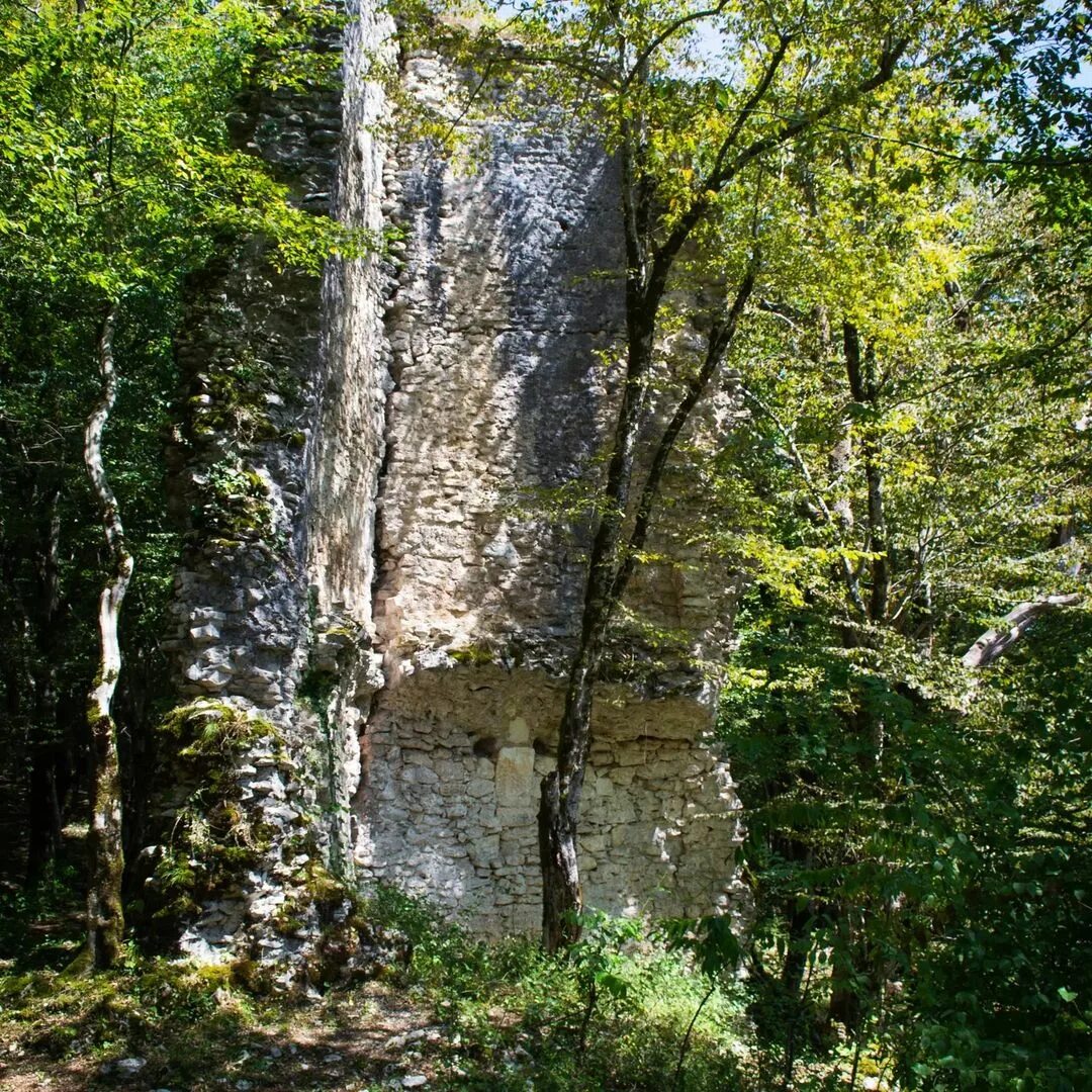 Крепость хасан-абаа. Пещера уаз абаа абхазия. Сказочная крепость реч абаа. Крепость хасан-абаа. Крепость уаз-абаа и пещера.