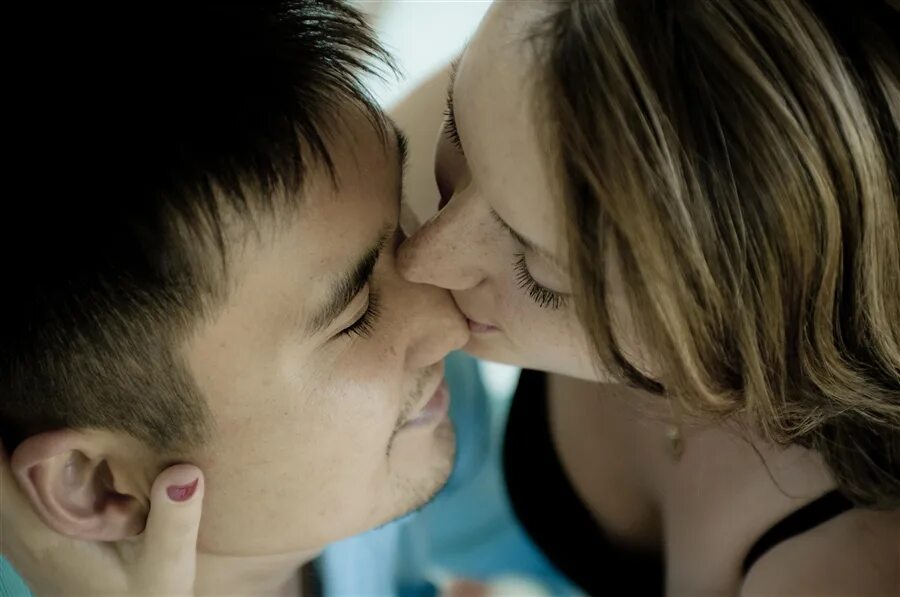 Поцелуй в щечку. Поцелуй в носик. Нежный поцелуй в нос. Девушка целует парня в нос. Целует сильнее