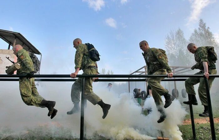 Полоса препятствий в армии. Полоса препятствий спецназа. Солдаты на полосе препятствий. Будни солдата. Будни кирдыксель