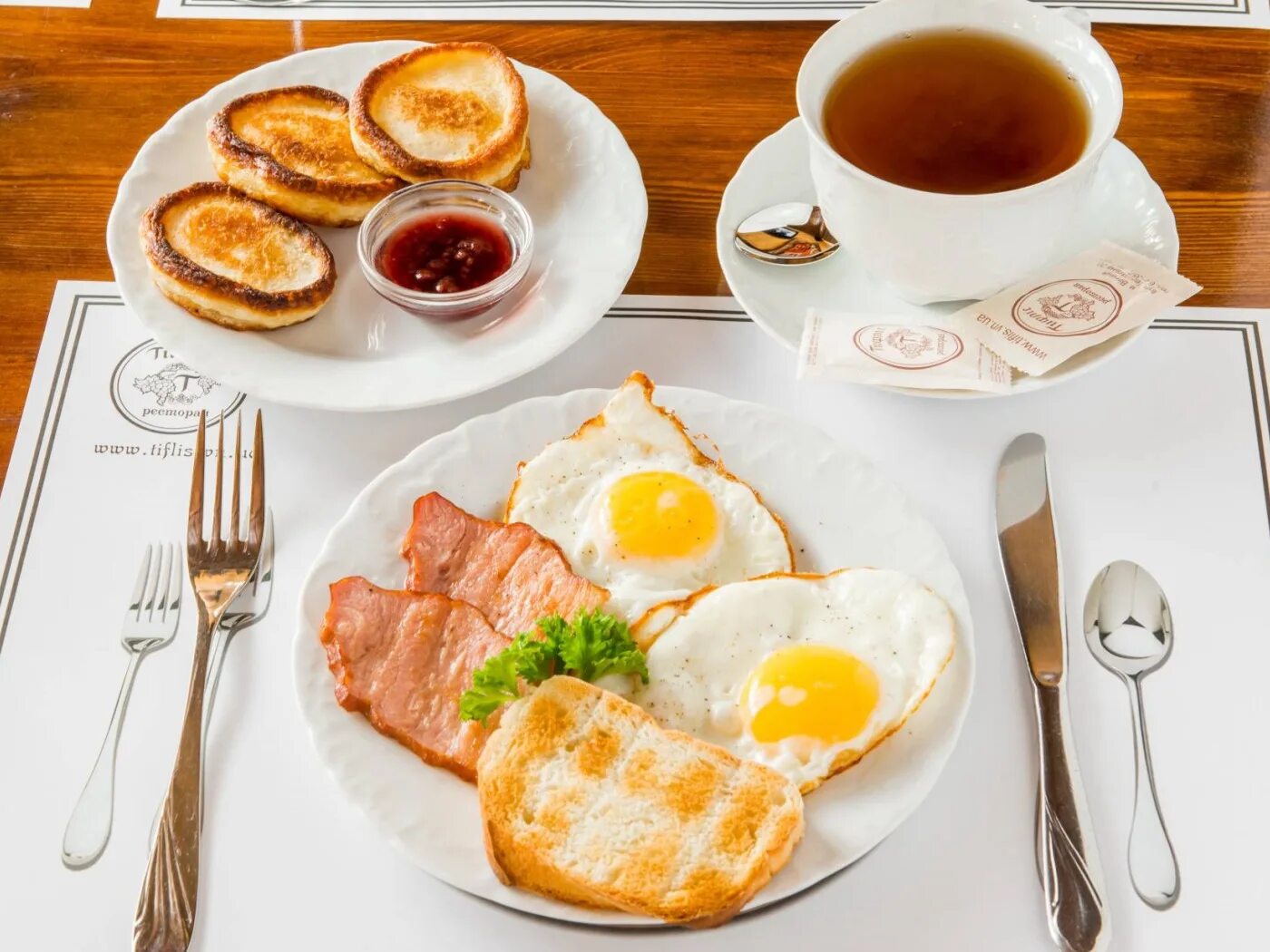 Вкусно и точка меню утром на завтрак. Красивый завтрак. аппетитный завтрак. вкусный и красивый завтрак. вкусный утренний завтрак.
