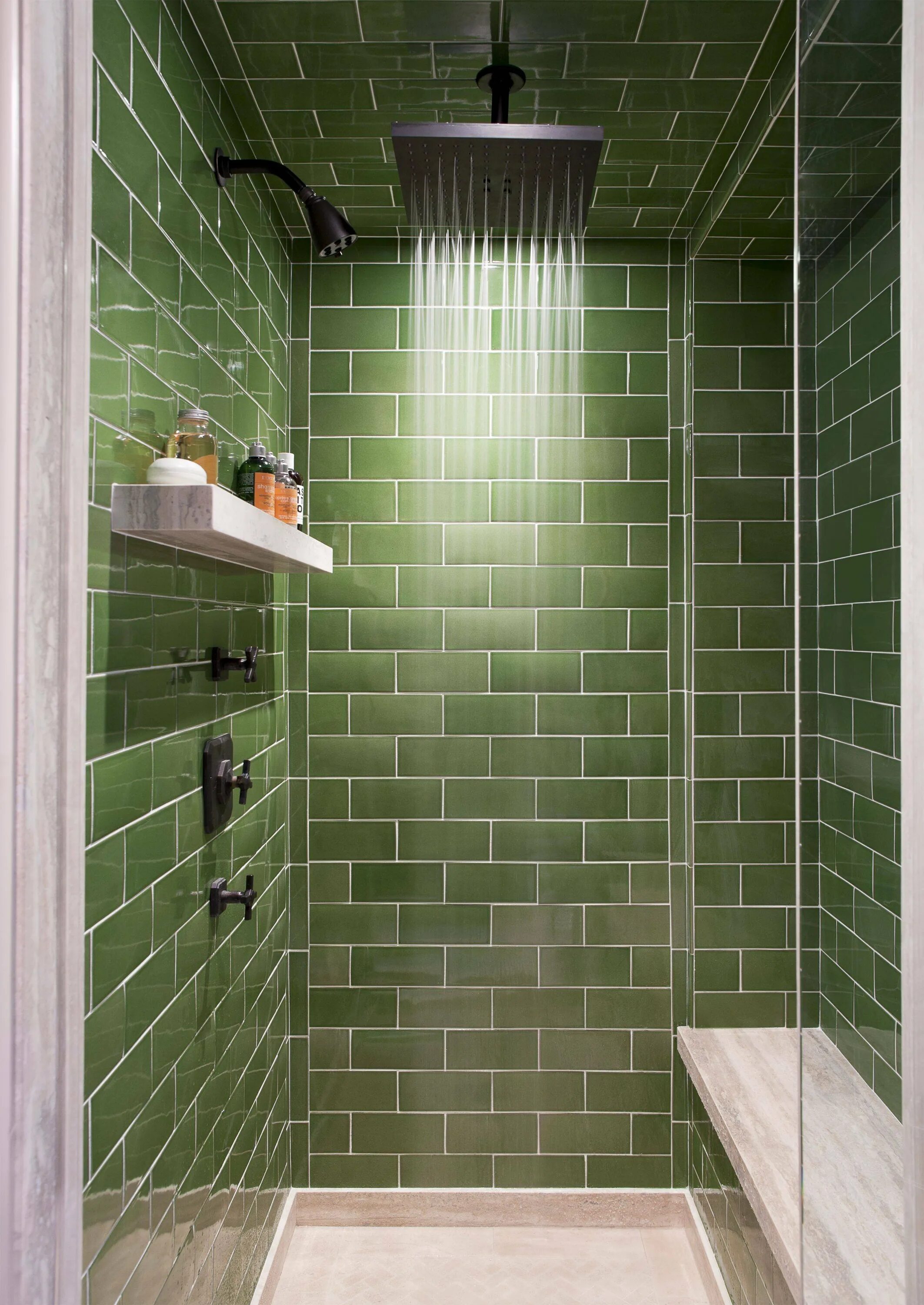 Плитка кабанчик изумруд. Ванная с зеленой плиткой. Ванная комната с зеленой плиткой. Ванная комната кабанчик.