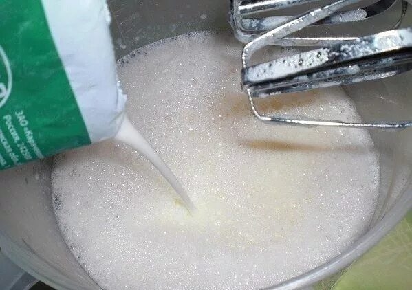 Кефир сахар сода мука яйцо. Взбить яйца с кефиром. Тесто мука и кипяток. Блины на кефире с кипятком.