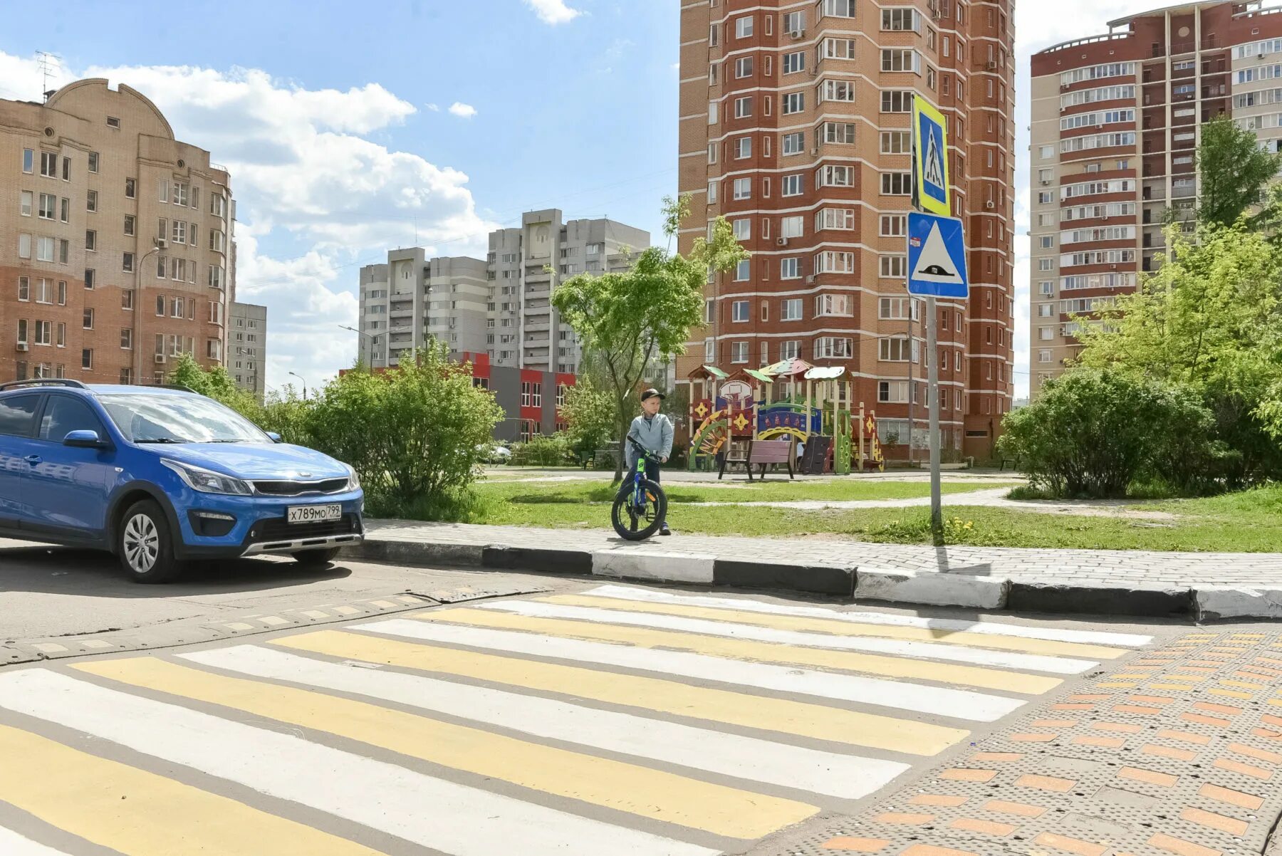 Движение во дворе