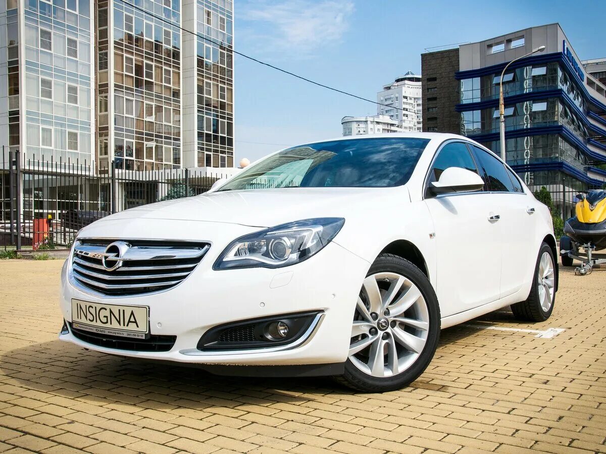 Opel insignia отзывы. Опель Инсигния 2.0. Опель Инсигния 2014 белая. Опель Инсигния 1 белый. Опель Инсигния 2012 белая.