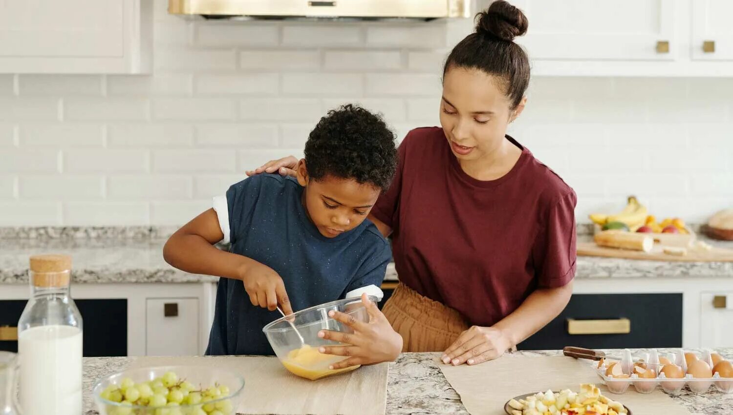 Eating girl and son Kitchen University.